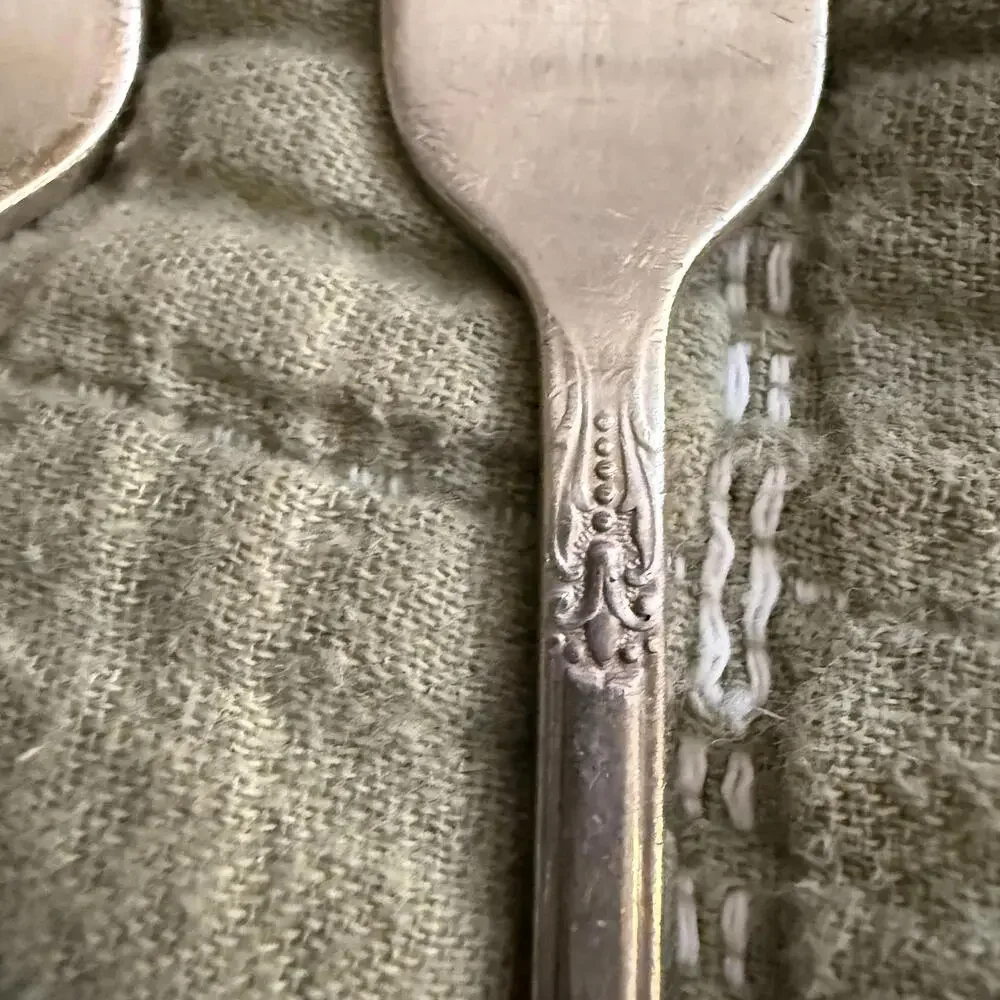 VINTAGE ROGERS‎ INTERNATIONAL Deluxe Silver Plate 4 Forks. Pattern: Precious 40s